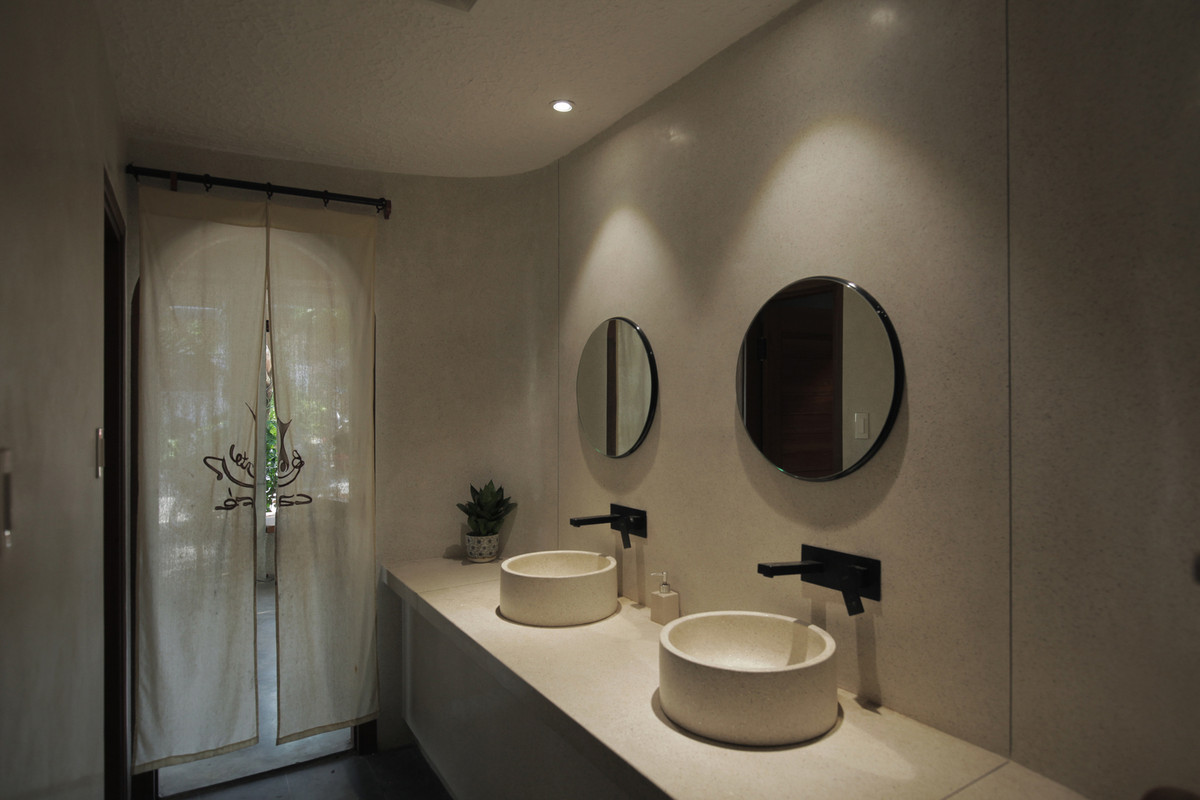 Nhà vệ sinh với nội thất hiện đại.