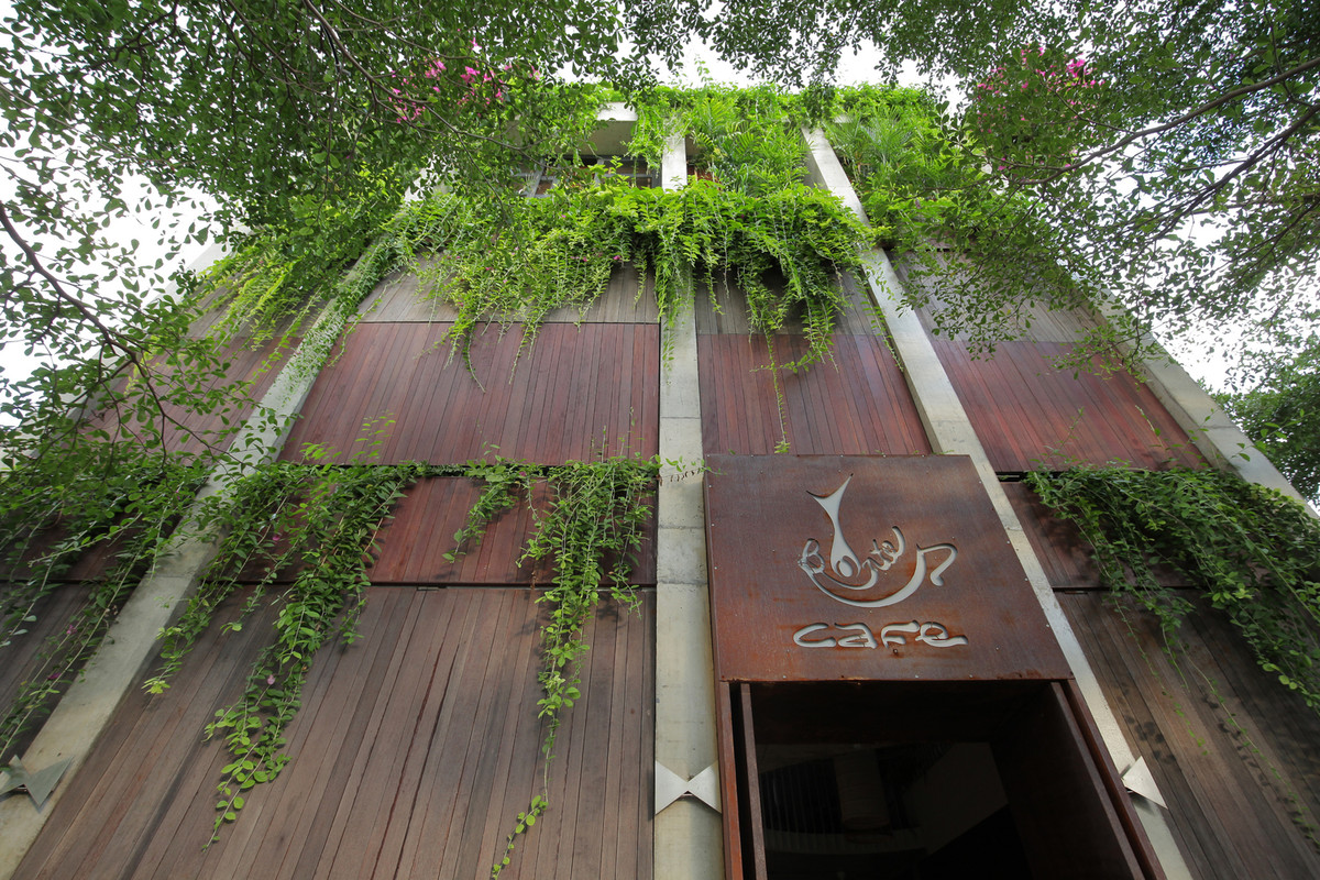 Kiến trúc sư đã giữ nguyên màu của bê tông, gỗ, thép và đá mài, qua đó, quán cà phê mộc mạc, gần gũi và tự nhiên.