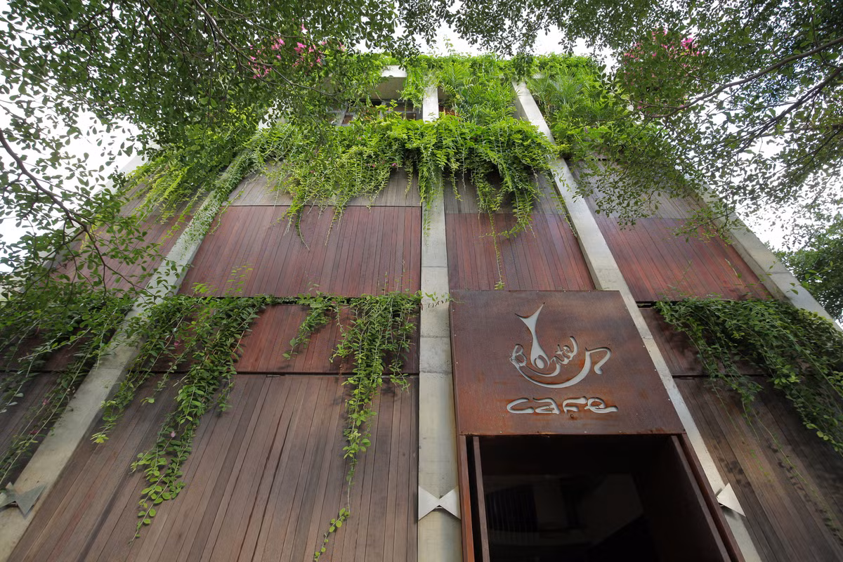 Kiến trúc sư đã giữ nguyên màu của bê tông, gỗ, thép và đá mài, qua đó, quán cà phê mộc mạc, gần gũi và tự nhiên.