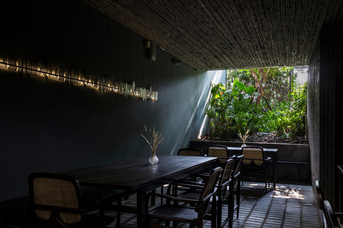 Không gian sinh hoạt, hội thảo được bố trí trên cao để tách biệt với ồn ào đô thị.