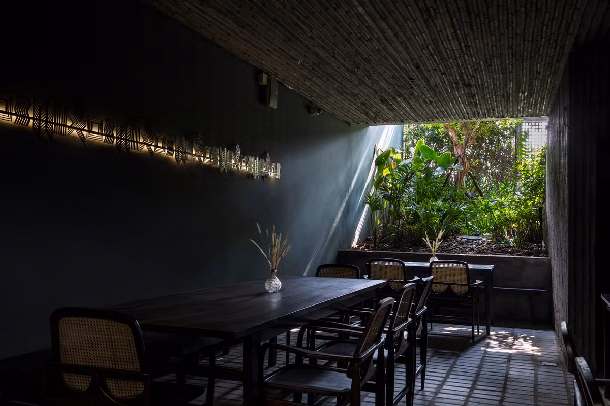 Không gian sinh hoạt, hội thảo được bố trí trên cao để tách biệt với ồn ào đô thị.