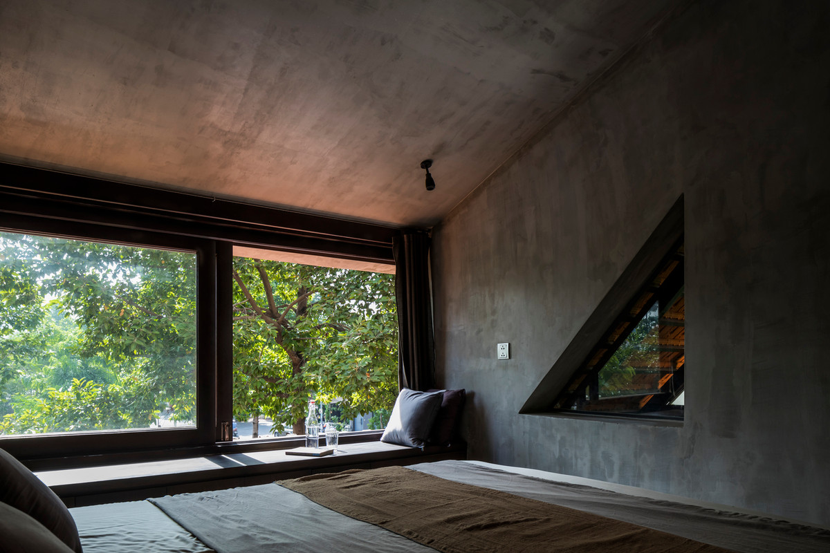 Các không gian mở như sân thượng, khu tập, yoga được đặt dưới mái che, tạo không gian đệm trước khi vào nhà.