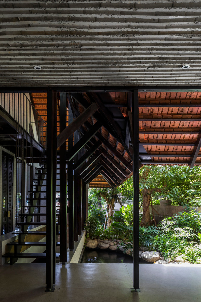 Những yếu tố này dẫn đến việc tái chế: rác từ nhà hàng - thức ăn cho cá (phân bón cho vườn rau), nước từ mái nhà được thu gom và cung cấp cho bể cá và dùng để tưới cây.