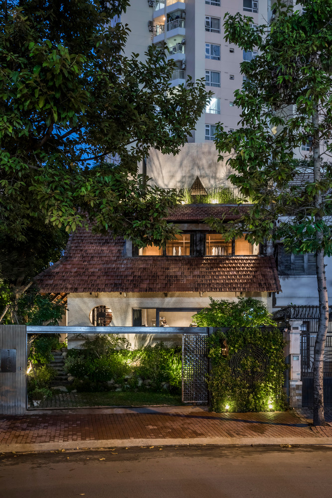  Ngôi nhà được thiết kế để tạo ra một không gian yên tĩnh giữa đô thị. Công trình có nhiều chức năng sử dụng như nhà hàng chay, hồ nước nhỏ, vườn rau, homestay, khu thiền.