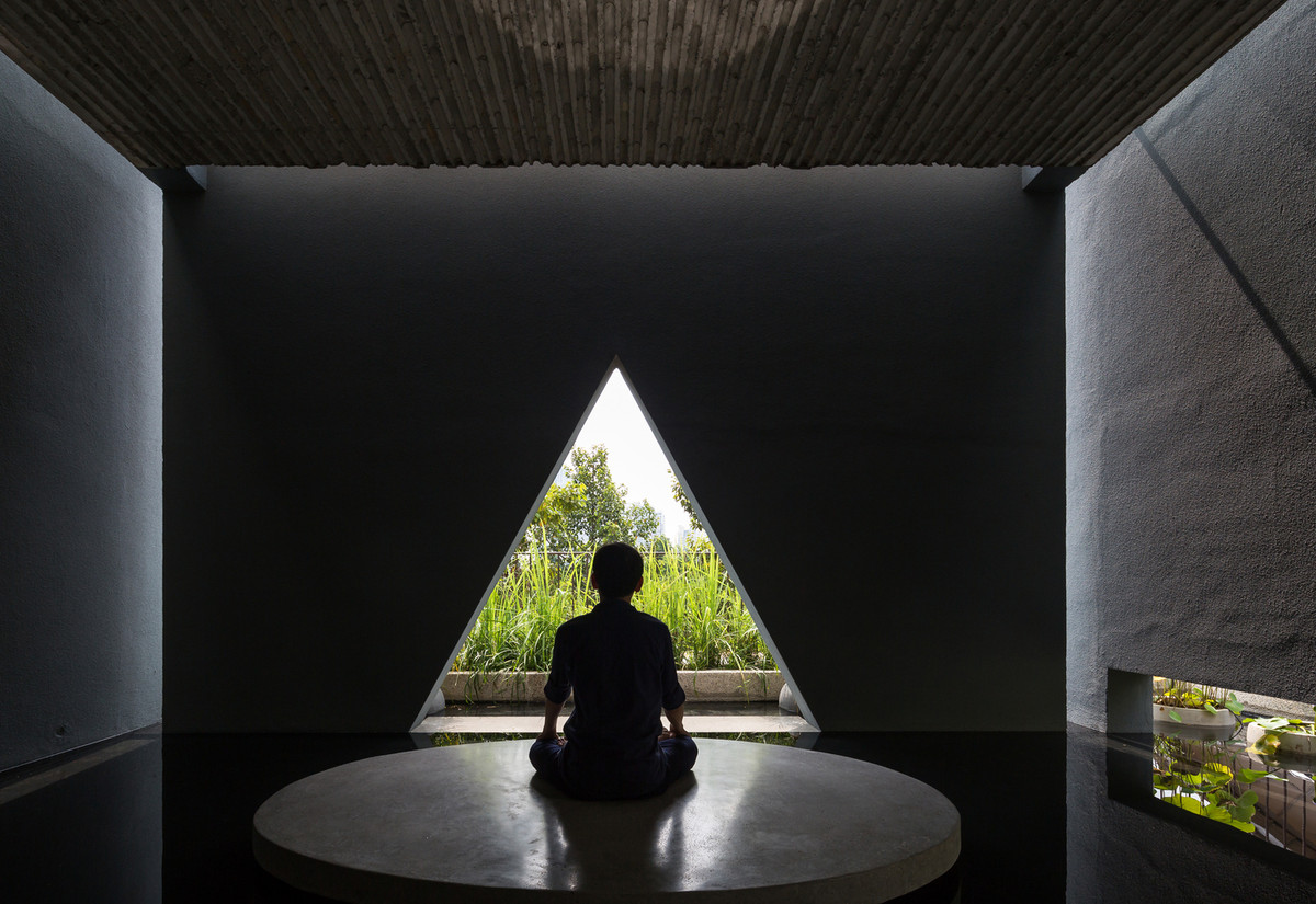 Tầng thượng là khu vực yên tĩnh, phục vụ cho việc tái tạo tinh thần. Khu thiền được bao quanh bởi nước và ánh sáng.