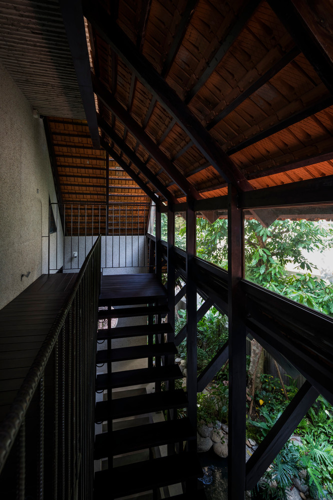 Căn nhà sử dụng nhiều vật liệu thân thuộc gợi nhớ quê hương như tre, nứa, mái ngói..