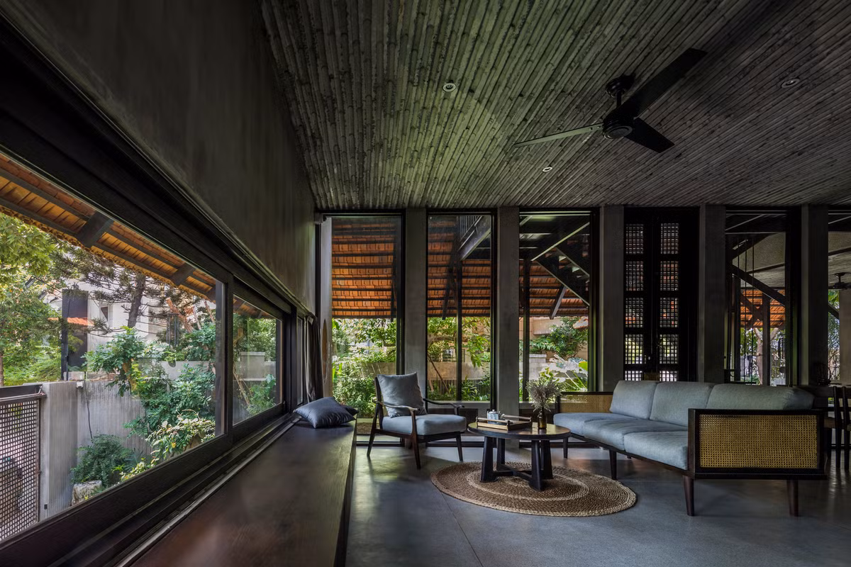 Thêm vào đó, vật liệu sàn (đá mài) làm giảm nhiệt độ của không gian dưới mái.