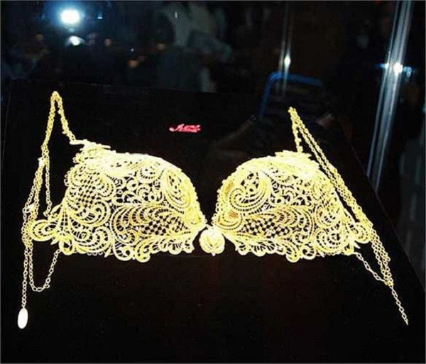 Bộ bikini này có giá bán lên tới 3 triệu NDT, tương đương 464.000 USD (10,6 tỷ đồng).