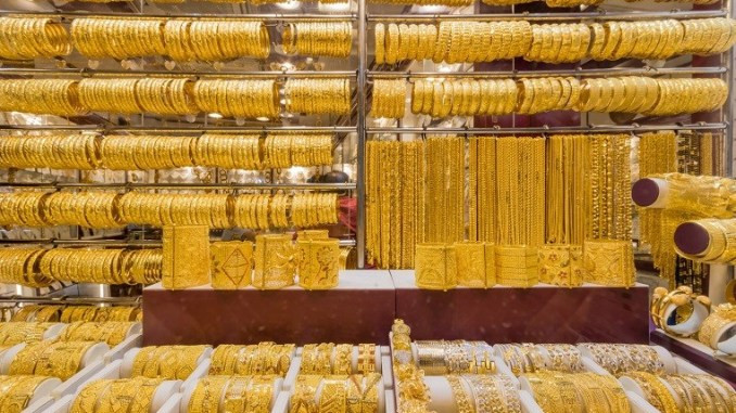 Chợ vàng Gold Souk nổi tiếng ở Dubai có tới hàng trăm gian hàng, bán vàng theo cân. Trang sức nơi này cũng thuộc hàng rẻ nhất thế giới.