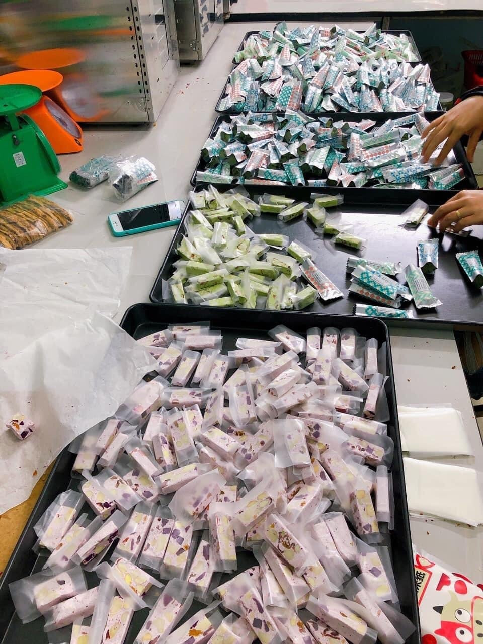 Cô Bình (Hà Đông, Hà Nội) cho biết, năm nay cô chọn mua kẹo handmade làm quà biếu Tết thay vì chọn đồ sẵn ở siêu thị như mọi năm.