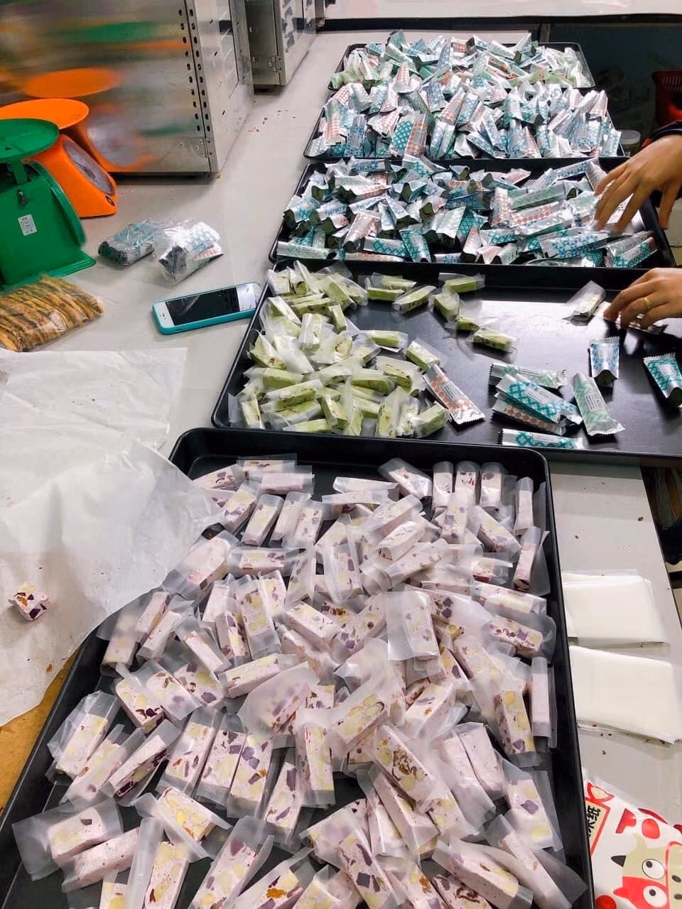 Cô Bình (Hà Đông, Hà Nội) cho biết, năm nay cô chọn mua kẹo handmade làm quà biếu Tết thay vì chọn đồ sẵn ở siêu thị như mọi năm.