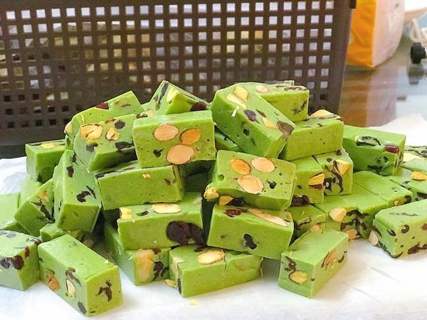 Các loại kẹo handmade có nhiều mẫu mã phong phú và đa dạng. Nổi bật nhất là kẹo nougat được làm từ bơ sữa, hạt macca, hạt điều, hạnh nhân, mứt quả,... vô cùng thơm ngon.