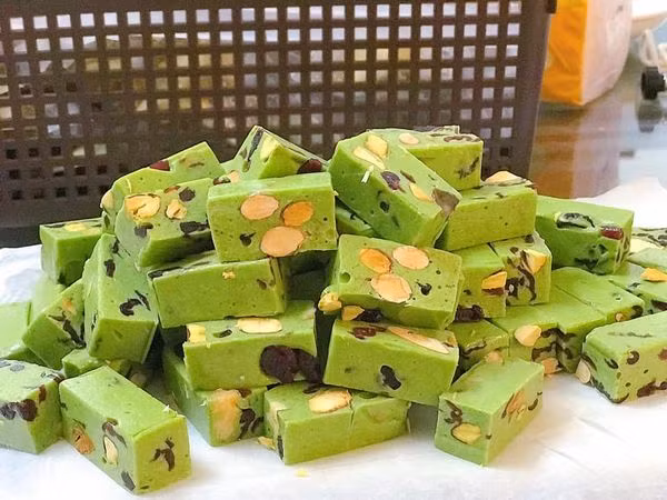 Các loại kẹo handmade có nhiều mẫu mã phong phú và đa dạng. Nổi bật nhất là kẹo nougat được làm từ bơ sữa, hạt macca, hạt điều, hạnh nhân, mứt quả,... vô cùng thơm ngon.