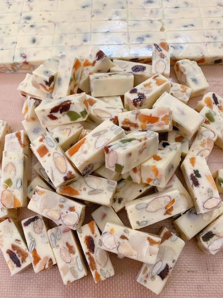 Hơn nữa, khách có thể tùy chọn ngẫu nhiễn nguyên liệu làm kẹo handmade theo sở thích.