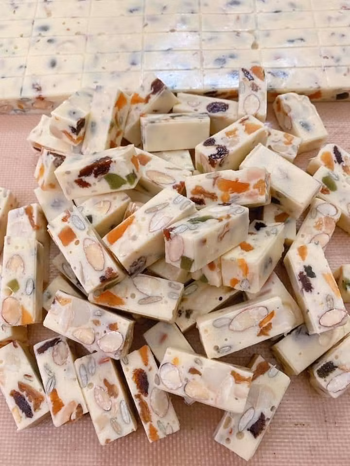 Hơn nữa, khách có thể tùy chọn ngẫu nhiễn nguyên liệu làm kẹo handmade theo sở thích.