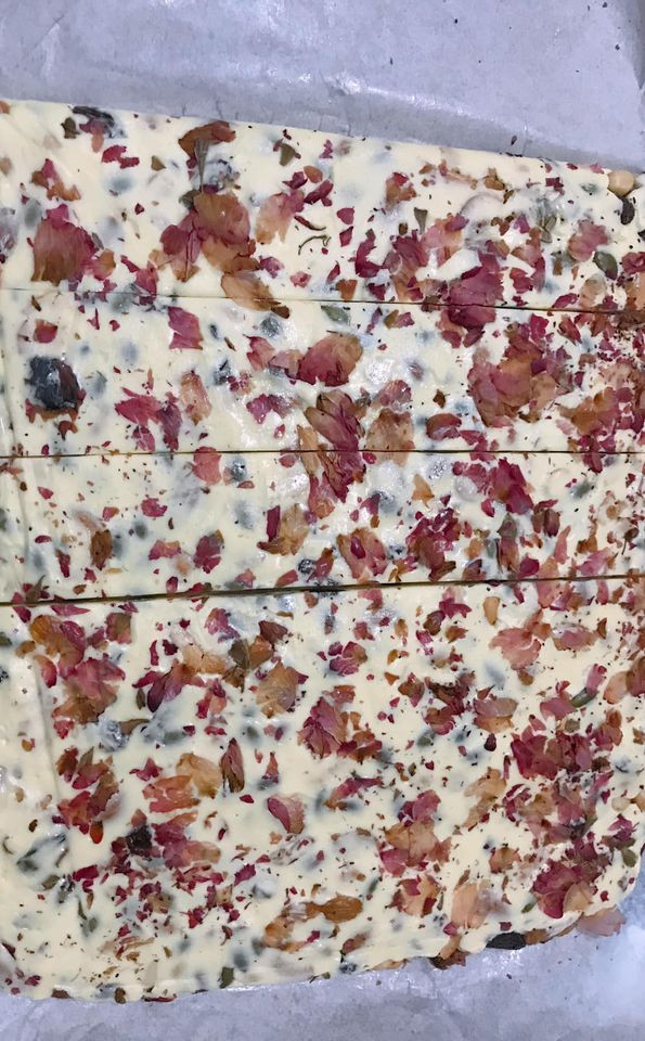 Theo cô Bình, kẹo handmade có ưu điểm không có chất bảo quản, khá mềm, ít ngọt nên phù hợp cho người già và trẻ nhỏ.