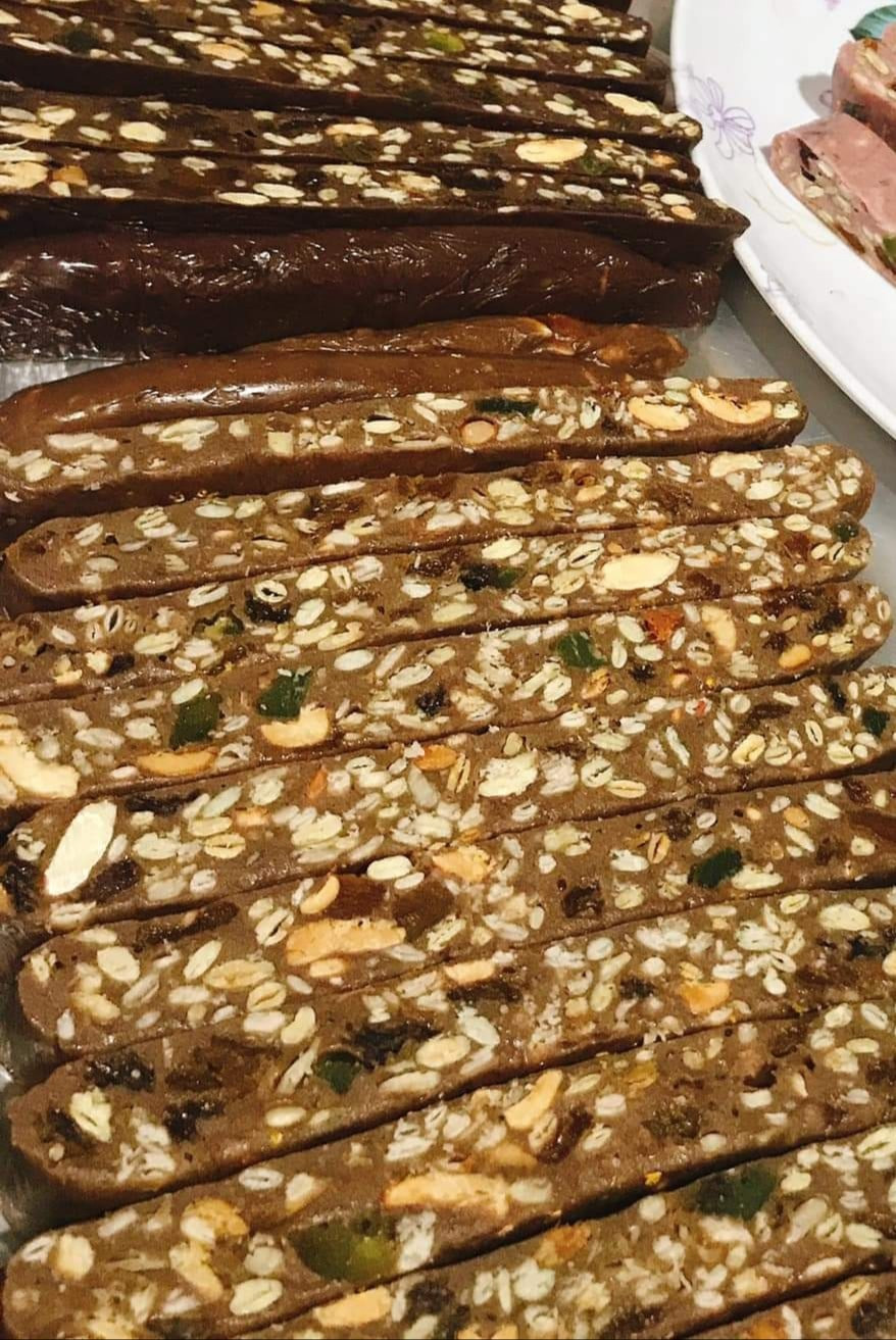 Chị Lệ Hằng (chủ một bếp bánh handmade ở Hà Nội) cho biết, dịp cuối năm nhận được hàng chục đơn đặt kẹo handmade mỗi ngày.