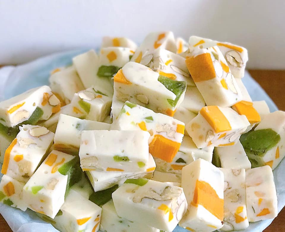 Loại kẹo này được quảng cáo là không phụ gia, 100% an toàn, với hương vị ngọt ngào từ sự hoà quyện của sữa và các loại hạt( hạt hạnh nhân, óc chó, hạt điều, hạt dẻ cười) kết hợp với trái cây sấy: xoài, kiwi...