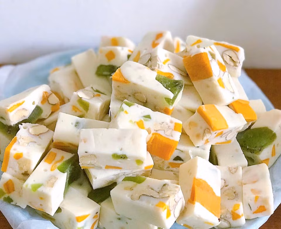 Loại kẹo này được quảng cáo là không phụ gia, 100% an toàn, với hương vị ngọt ngào từ sự hoà quyện của sữa và các loại hạt( hạt hạnh nhân, óc chó, hạt điều, hạt dẻ cười) kết hợp với trái cây sấy: xoài, kiwi...