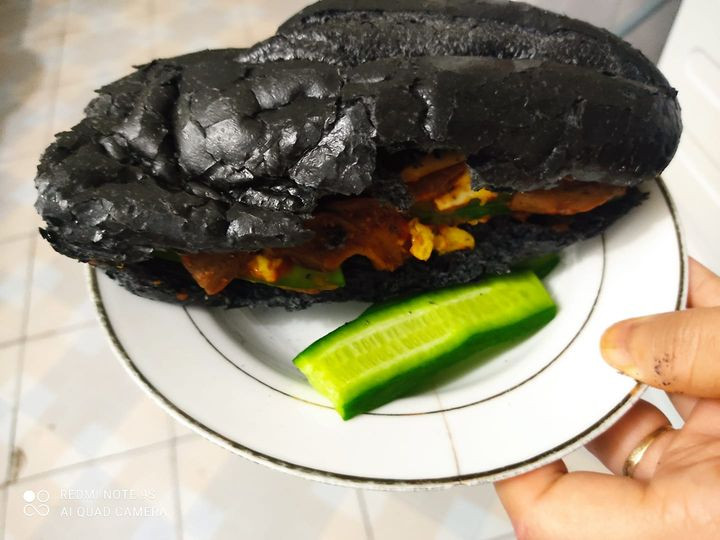 Loại bánh mì sở hữu vẻ ngoài độc đáo này được dân mạng gọi vui là "bánh mì bóng đêm" bán tại một cửa hàng ở Quảng Ninh. Ảnh: Facebook.