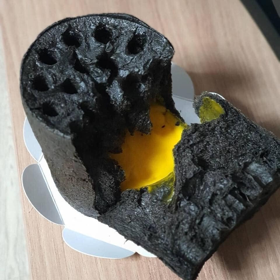 Bẻ đôi chiếc bánh, lớp nhân vàng siêu ngon chảy ra khiến tín đồ ẩm thực không cầm được lòng. Ảnh: Facebook.