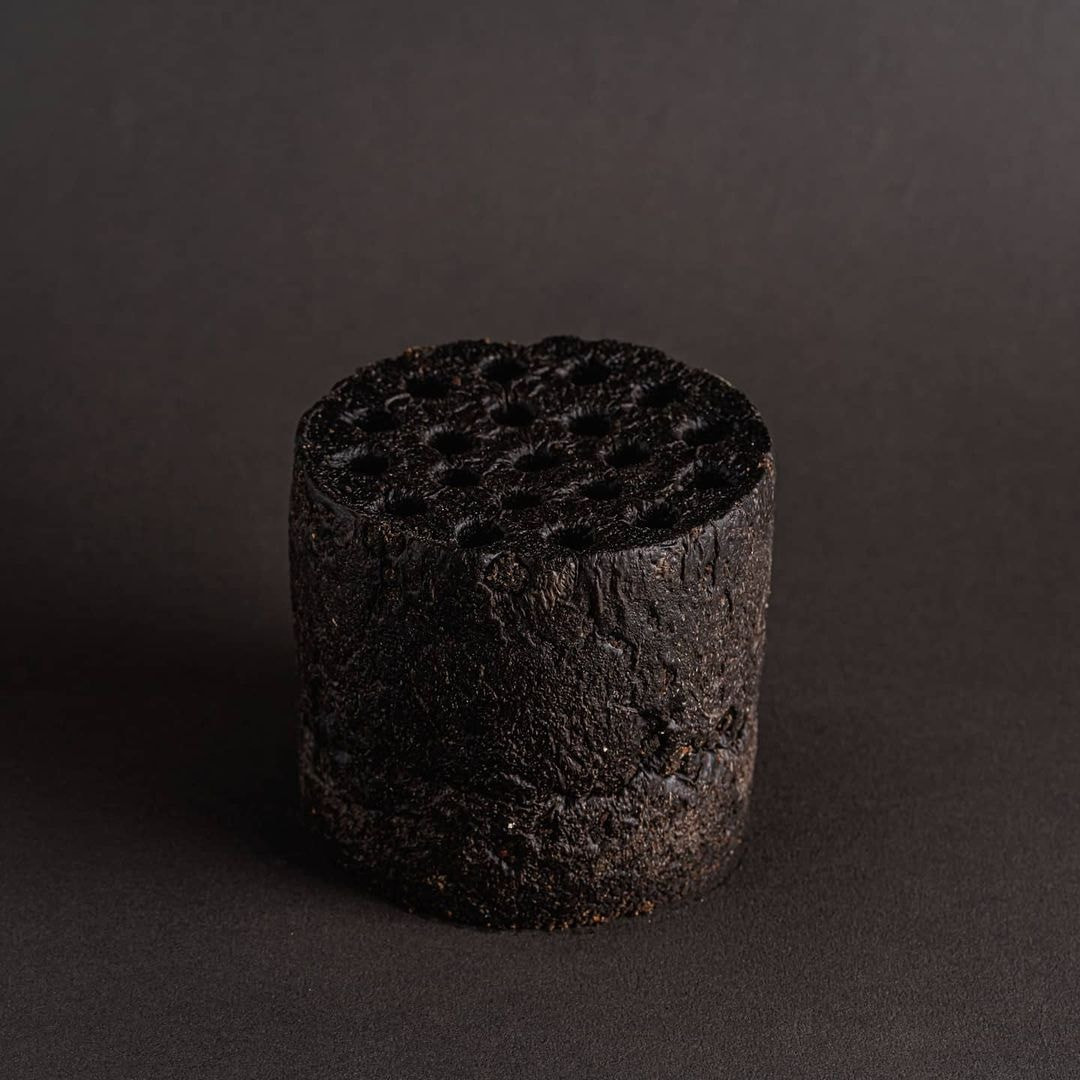 Theo tiết lộ, mỗi mẻ bánh làm được từ 15-20 chiếc, tốn khoảng 2 giờ đồng hồ. Giá một chiếc bánh mì than tổ ong là 95.000 đồng. Ảnh: Facebook.