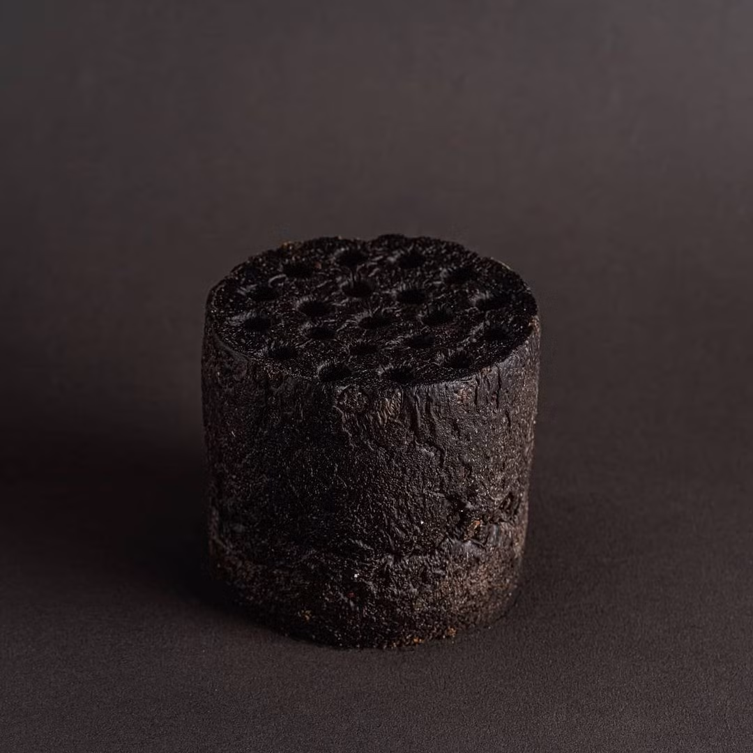 Theo tiết lộ, mỗi mẻ bánh làm được từ 15-20 chiếc, tốn khoảng 2 giờ đồng hồ. Giá một chiếc bánh mì than tổ ong là 95.000 đồng. Ảnh: Facebook.