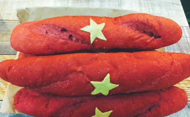 Món bánh mì đặc biệt có vỏ bánh màu đỏ và hình ngôi sao vàng ở chính giữa mô phỏng quốc kỳ Việt Nam cũng một thời gian "làm mưa làm gió" trên thị trường. Ảnh: Hoahoctro