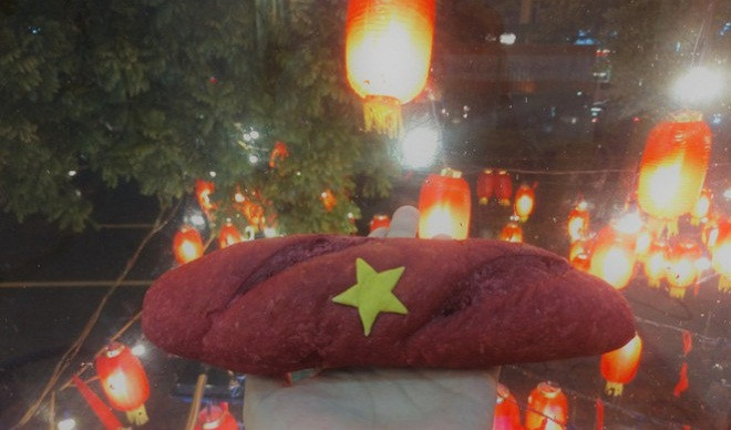 Khách hàng ăn bánh mì “Tổ quốc” không nhân, giá chỉ có 4.000 đồng. Ảnh: Hoahoctro