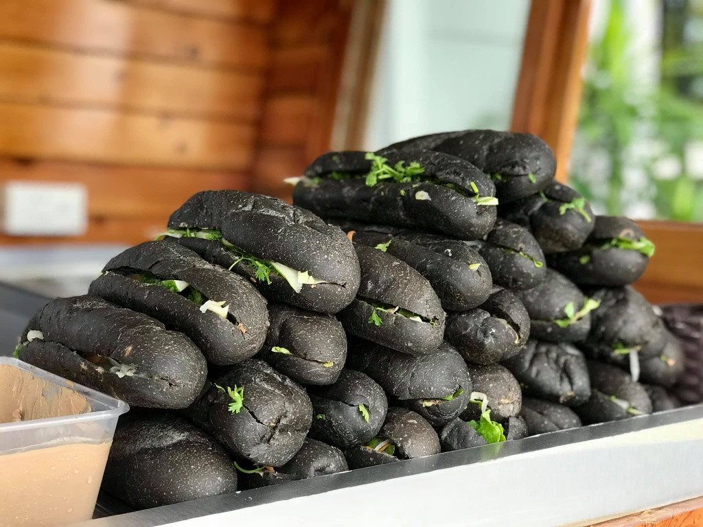 Trên thực tế, đây không phải chiếc bánh mì độc đáo đầu tiên tại Việt Nam thu hút đông đảo khách hàng. Năm ngoái, bánh mì đen như than thu hút sự chú ý của nhiều tín đồ ẩm thực. Ảnh: Zing.