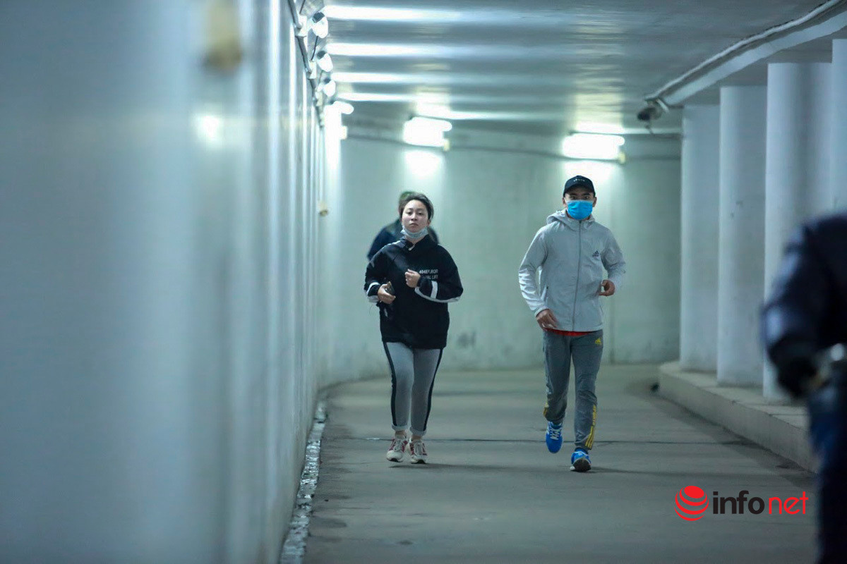 Tranh ret, nguoi Ha Noi 'chui' xuong ham duong bo tap the duc-Hinh-8