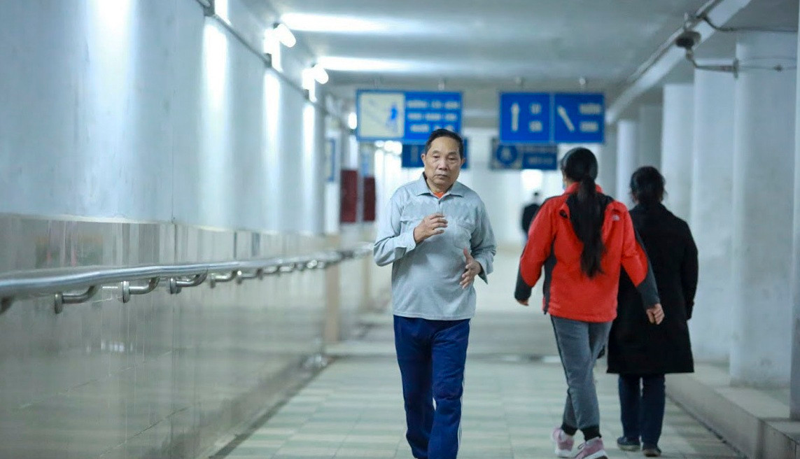 Tranh ret, nguoi Ha Noi 'chui' xuong ham duong bo tap the duc