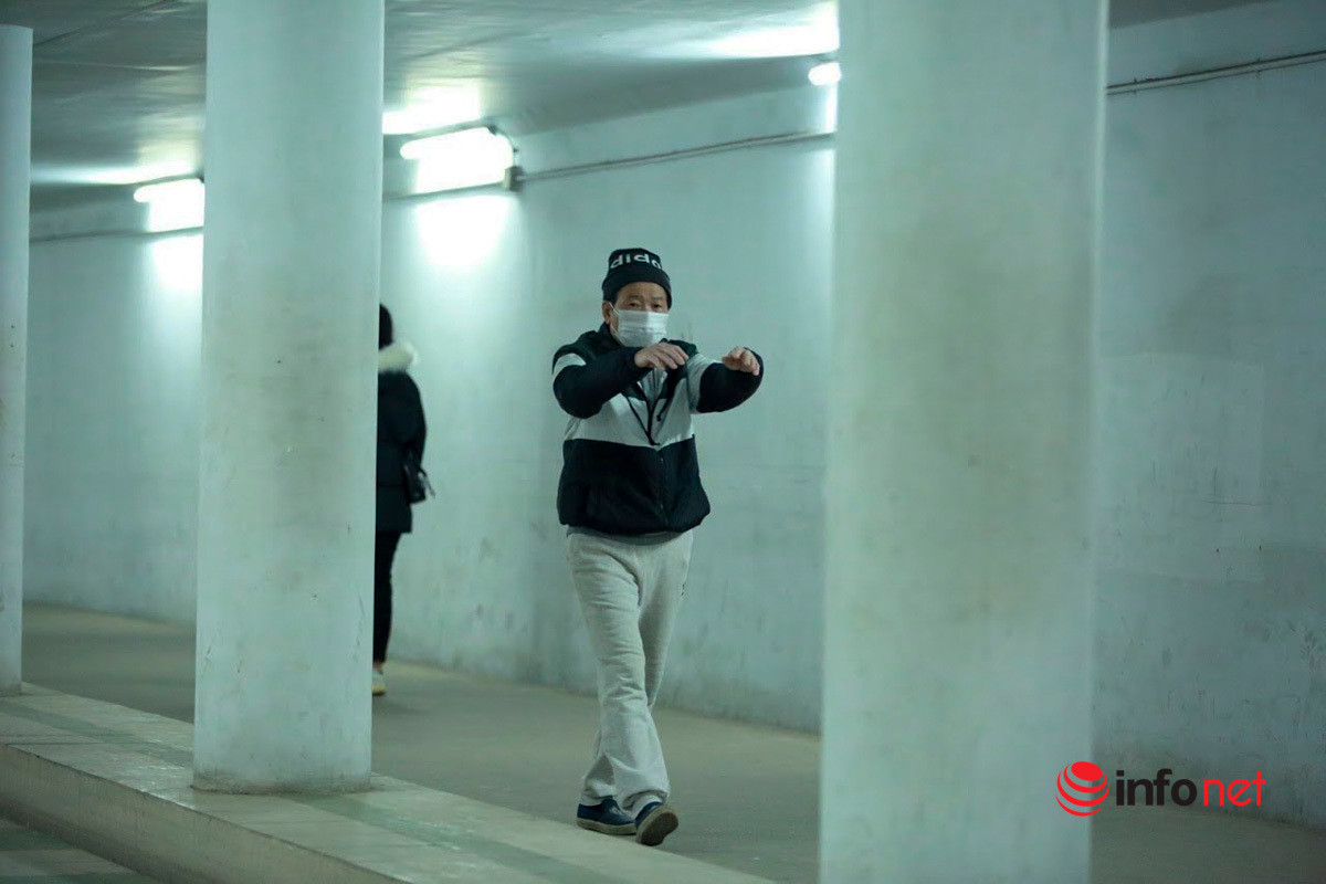 Tranh ret, nguoi Ha Noi 'chui' xuong ham duong bo tap the duc-Hinh-5