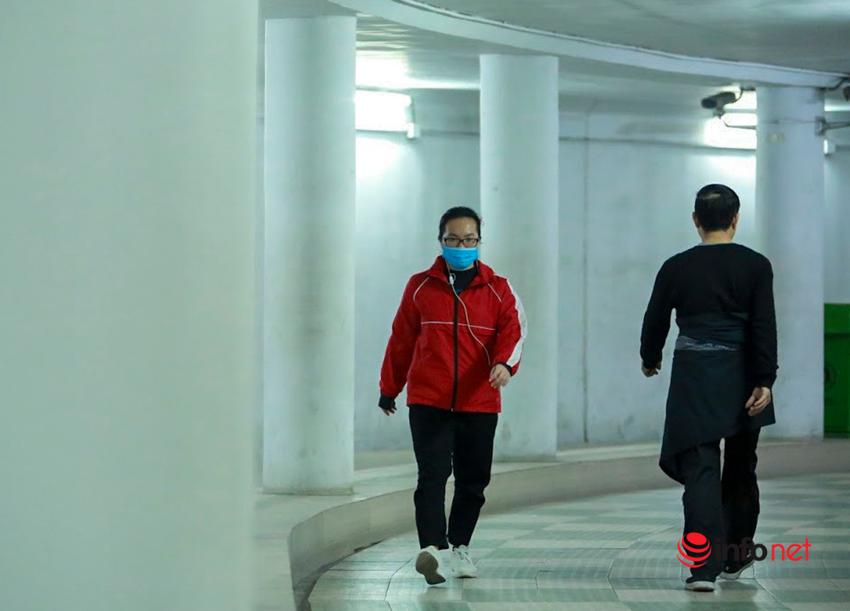 Tranh ret, nguoi Ha Noi 'chui' xuong ham duong bo tap the duc-Hinh-4