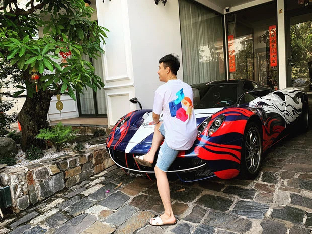 Sân phía trước nhà được lát đá. Ảnh: Instagram