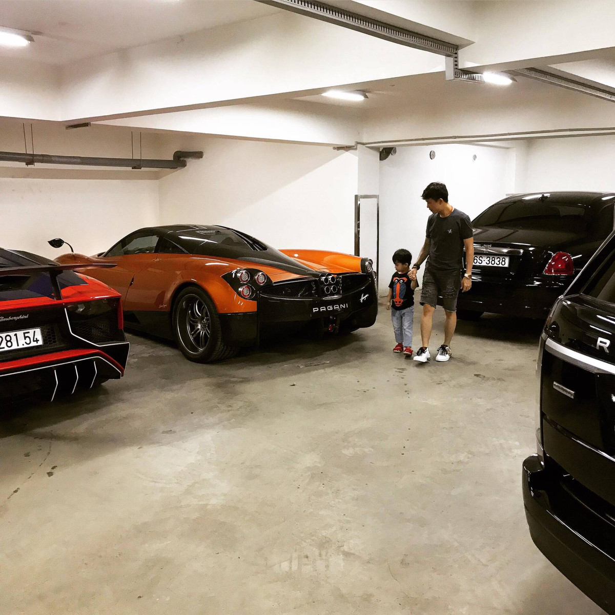 Ngoài ra, căn biệt thự còn thiết kế một hầm để xe rộng rãi. Ảnh: Instagram