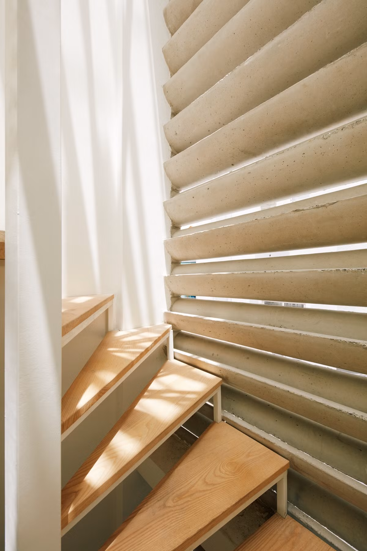 Cầu thang thứ hai được đặt ở phía trong nhà dẫn lên tầng lửng, không gian nghỉ ngơi của các thành viên trong gia đình.