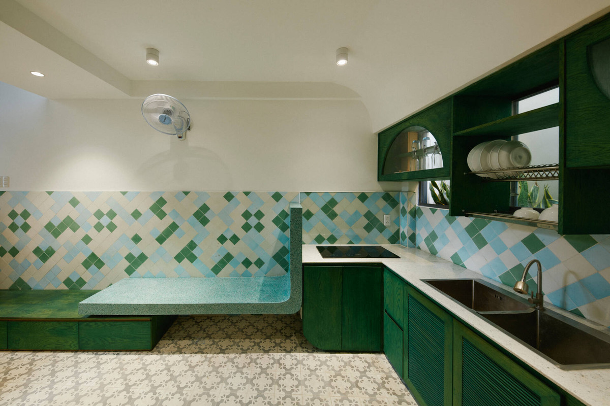 Nhà bếp thoáng đãng với một chút khe hở và cây xanh. Nguồn ảnh: Khuôn studio