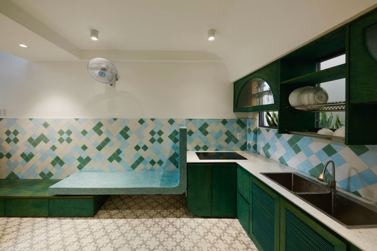 Nhà bếp thoáng đãng với một chút khe hở và cây xanh. Nguồn ảnh: Khuôn studio