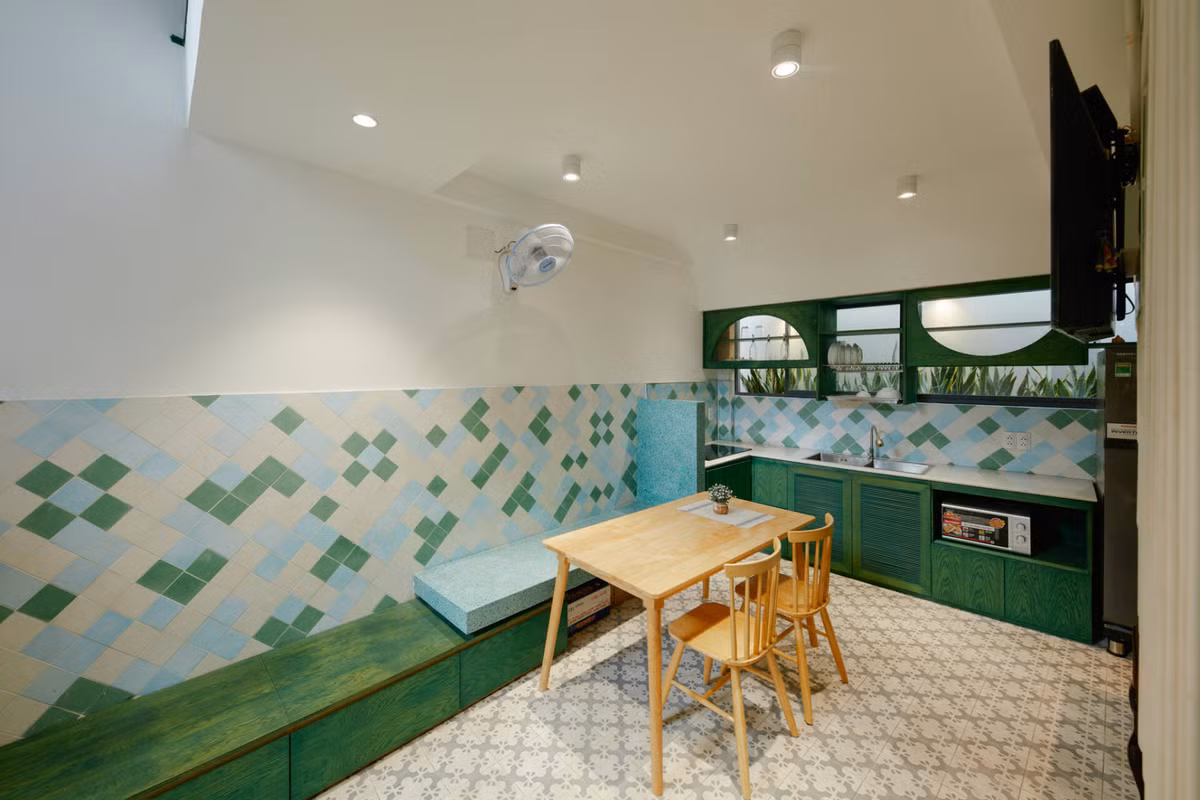 Một khối dài vừa có chức năng làm ghế vừa làm kệ chứa đồ.