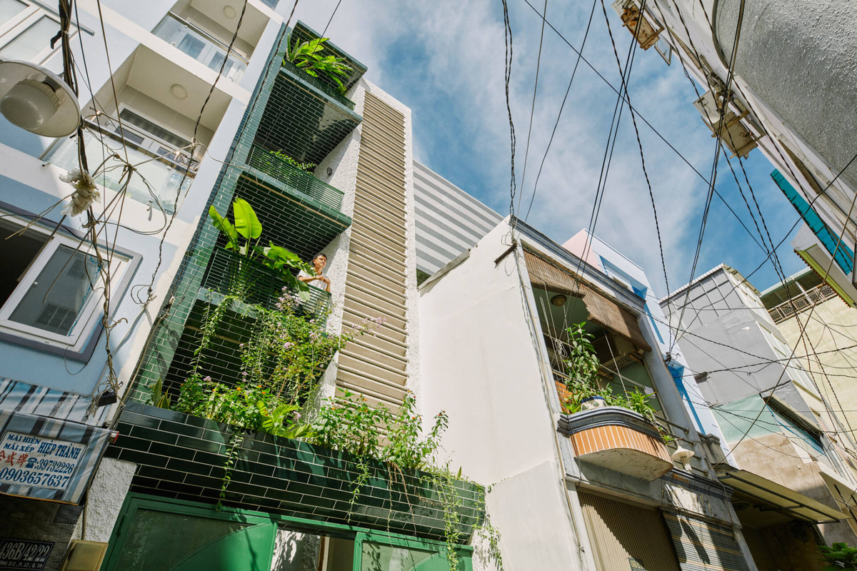 Vì diện tích khá nhỏ, các công ăng được sử dụng triệt để. Những mảng xanh ở mặt tiền sẽ điều hòa khí hậu, làm mát không gian bên trong.