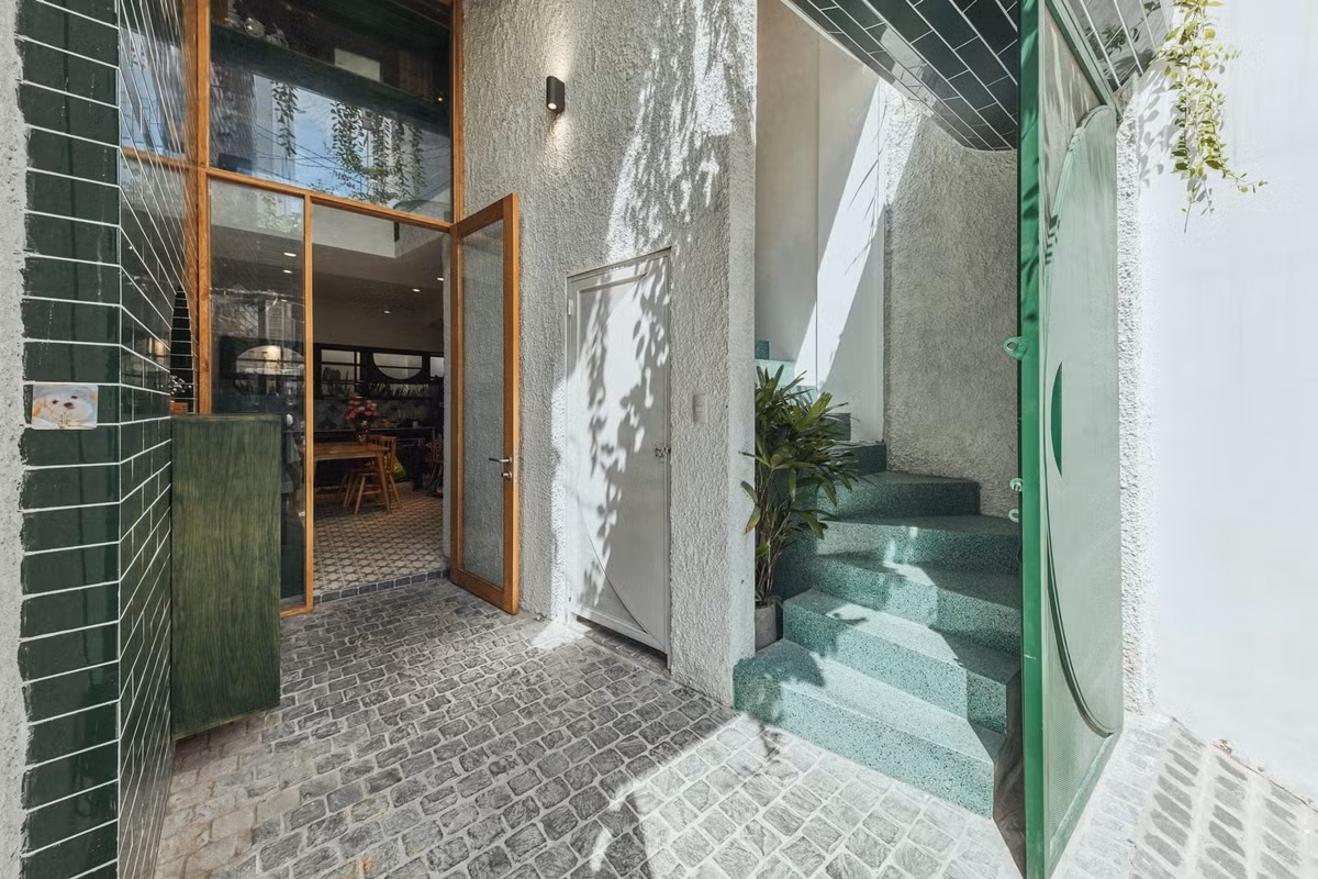 Với nhiều hạn chế, kiến trúc sư đã phải nghiên cứu kỹ lưỡng để sắp xếp không gian bên trong căn nhà sao cho đảm bảo sự riêng tư giữa khu vực ở và khu vực cho thuê nhưng vẫn lấy được ánh sáng.