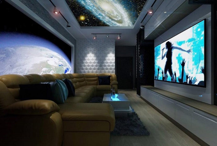 Trong biệt thự còn có phòng thay đồ rộng rãi, phòng hát karaoke...Ảnh: FB