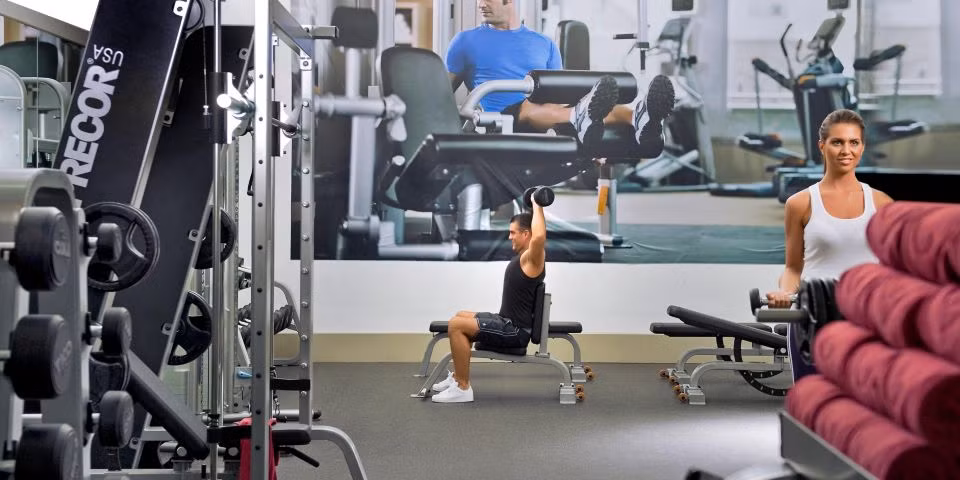 Bên trong khách sạn đội tuyển Việt Nam nghỉ tại Dubai có nhiều tiện nghi như bể bơi ngoài trời rộng 25 m, được kiểm soát nhiệt độ, phòng tập thể dục...Ảnh: IHG