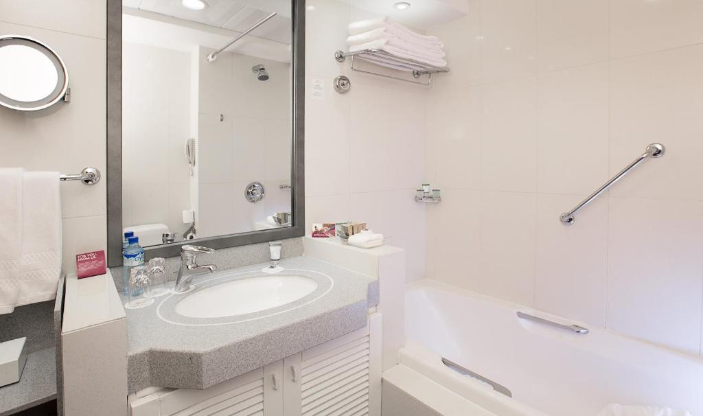 Phòng tắm hiện đại. Ảnh: Booking.