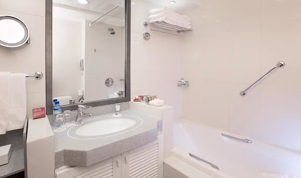 Phòng tắm hiện đại. Ảnh: Booking.