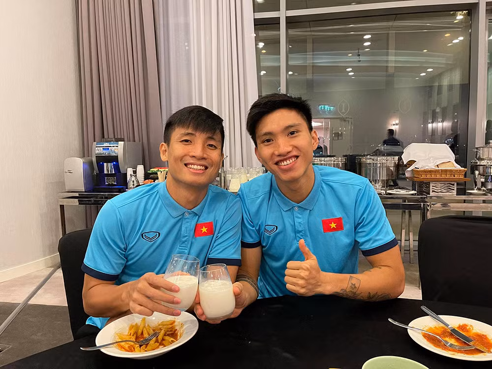 Chiến thắng 4 - 0 của đội tuyển Việt Nam trước đội tuyển Indonesia trong khuôn khổ vòng loại WC 2022 làm nức lòng người hâm mộ suốt hai ngày nay. Ngoài sân cỏ, nơi lưu trú của các cầu thủ cũng được người hâm mộ đặc biệt quan tâm. Ảnh: FBNV