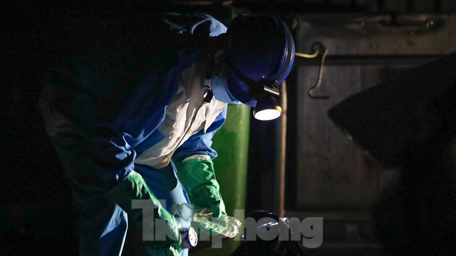 Mốt số người dân "hạn chế tiếp xúc" nên thường vứt rác trước cửa nhà hoặc trong các góc phố chứ không mang ra đổ trực tiếp như ngày thường. Vì vậy, công nhân môi trường khá vất vả khi phải đi tới tận nơi, đến trước cửa từng nhà để thu gom rác.