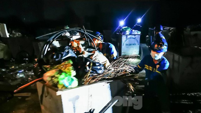 Sau khi kết thúc mỗi ca các công nhân môi trường còn tiến hành vệ sinh khử trùng, rửa tay bằng xà phòng, sát khuẩn các vật dụng và đồ dùng bảo hộ.