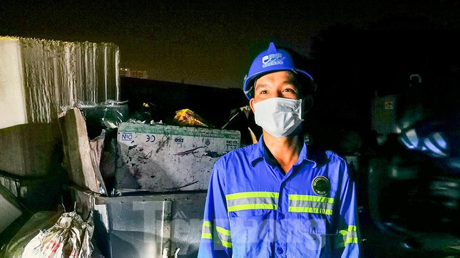 Để phòng, chống dịch cho chính bản thân, những người lao công đã được trang bị đầy đủ bảo hộ, khẩu trang, kính chống giọt bắn... để yên tâm làm nhiệm vụ.